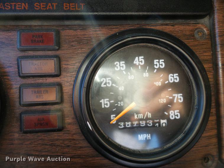 image for item DD1349 1999 Freightliner FLD120 semi truck