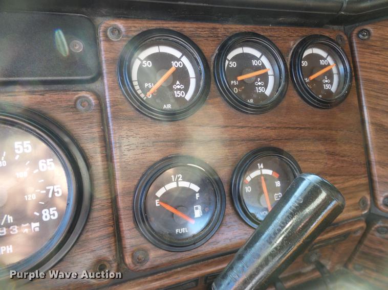 image for item DD1349 1999 Freightliner FLD120 semi truck