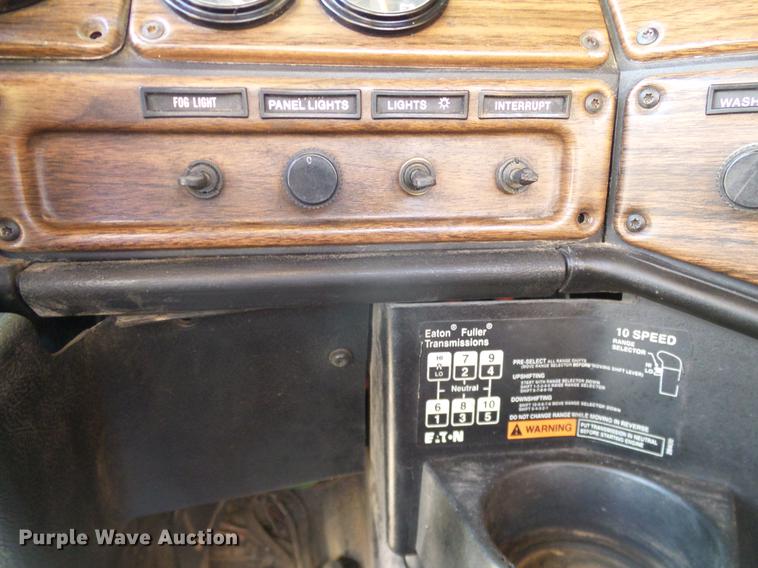 image for item DD1349 1999 Freightliner FLD120 semi truck