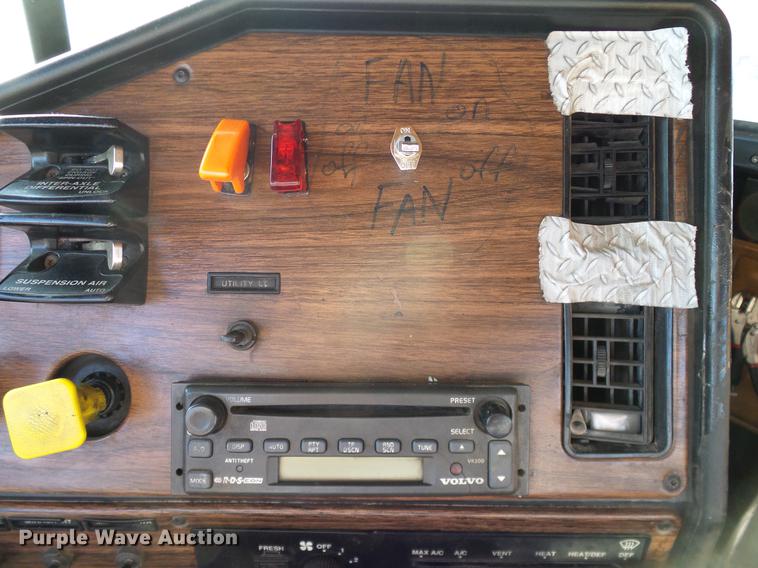 image for item DD1349 1999 Freightliner FLD120 semi truck