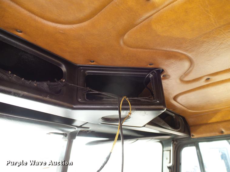 image for item DD1349 1999 Freightliner FLD120 semi truck