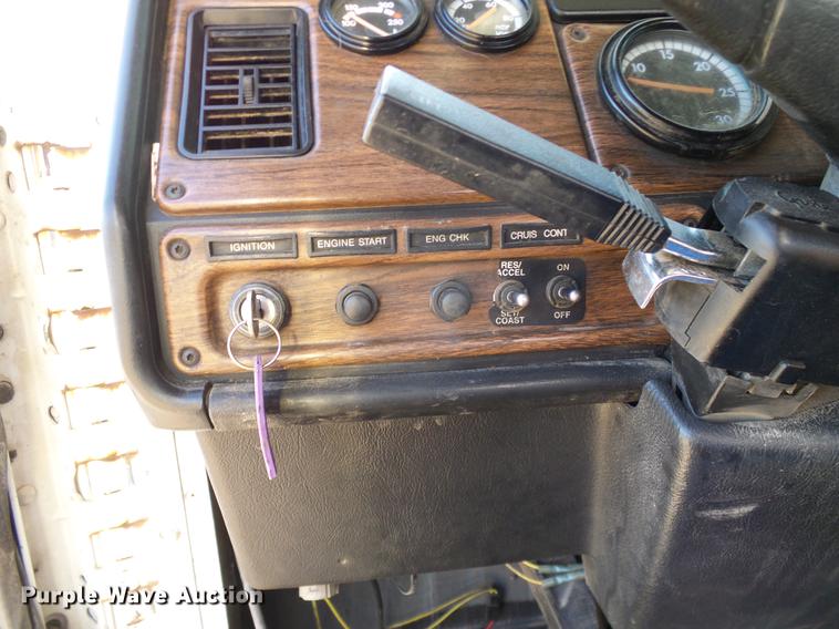 image for item DD1349 1999 Freightliner FLD120 semi truck