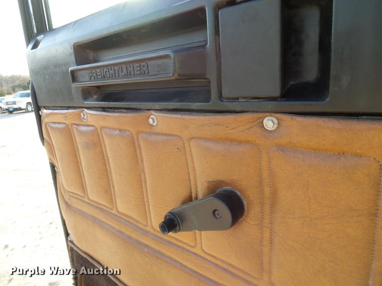 image for item DD1349 1999 Freightliner FLD120 semi truck