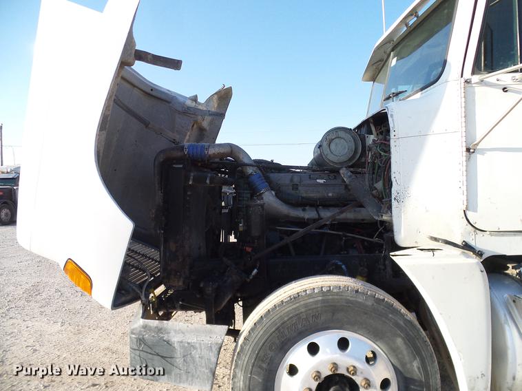 image for item DD1349 1999 Freightliner FLD120 semi truck