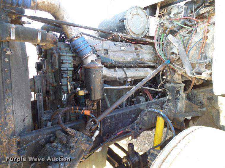 image for item DD1349 1999 Freightliner FLD120 semi truck