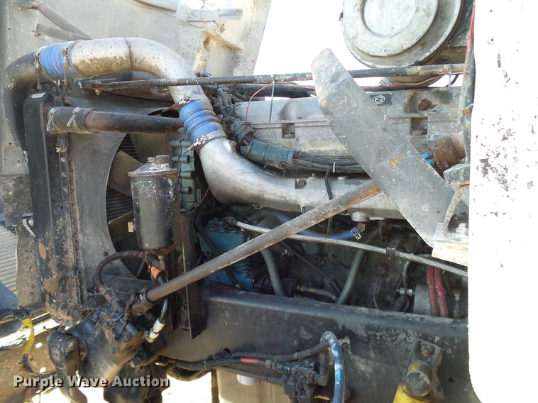 image for item DD1349 1999 Freightliner FLD120 semi truck