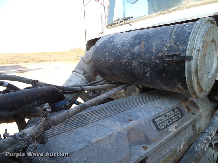 image for item DD1349 1999 Freightliner FLD120 semi truck