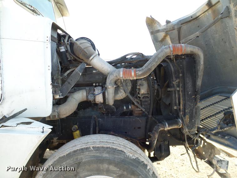 image for item DD1349 1999 Freightliner FLD120 semi truck