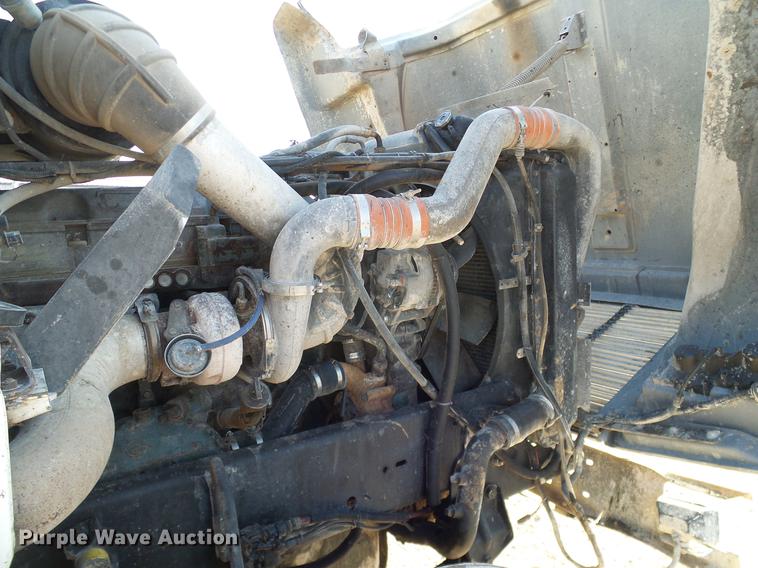 image for item DD1349 1999 Freightliner FLD120 semi truck