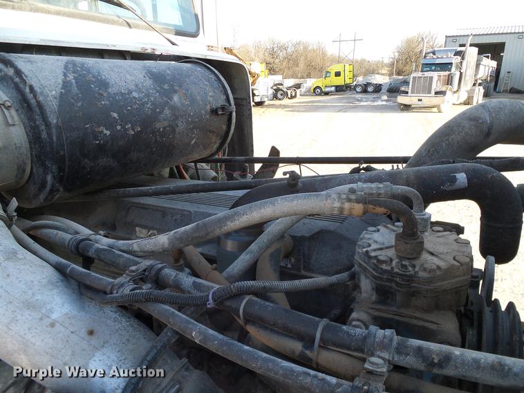 image for item DD1349 1999 Freightliner FLD120 semi truck