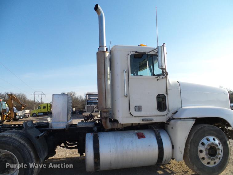 image for item DD1349 1999 Freightliner FLD120 semi truck