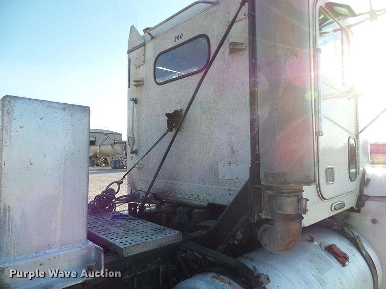 image for item DD1349 1999 Freightliner FLD120 semi truck