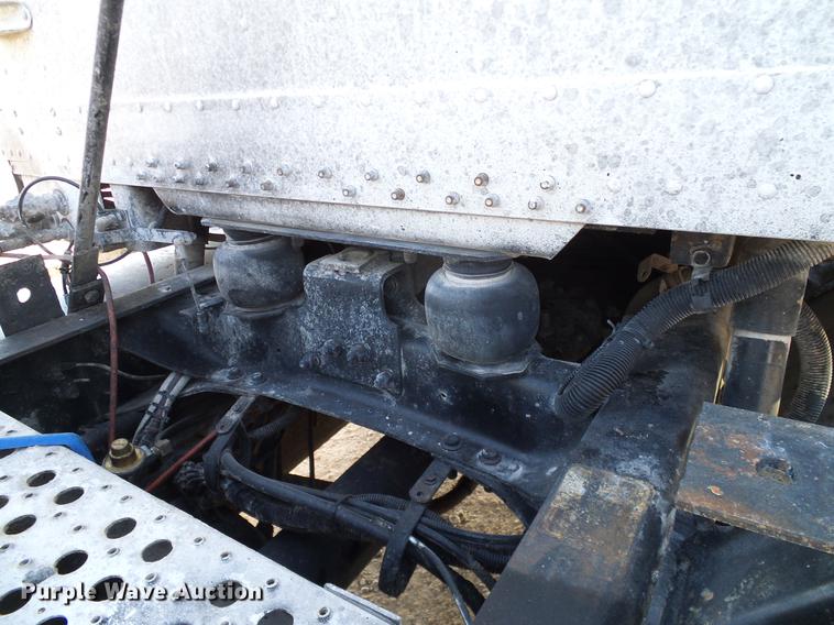 image for item DD1349 1999 Freightliner FLD120 semi truck