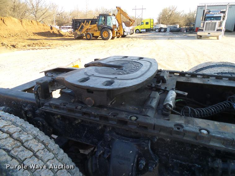 image for item DD1349 1999 Freightliner FLD120 semi truck