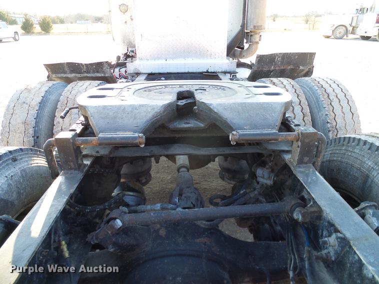 image for item DD1349 1999 Freightliner FLD120 semi truck