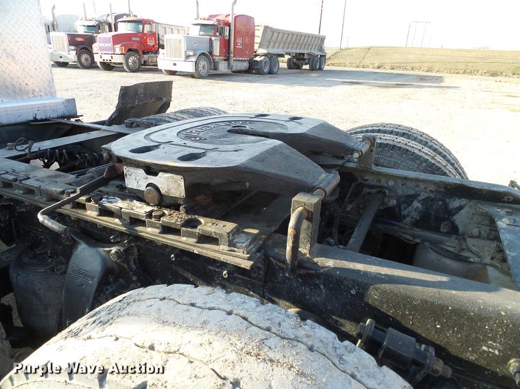 image for item DD1349 1999 Freightliner FLD120 semi truck