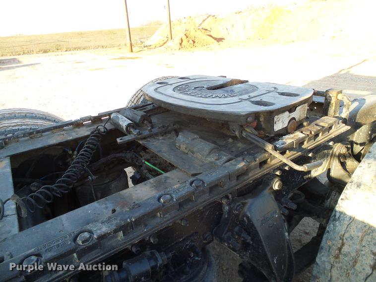 image for item DD1349 1999 Freightliner FLD120 semi truck