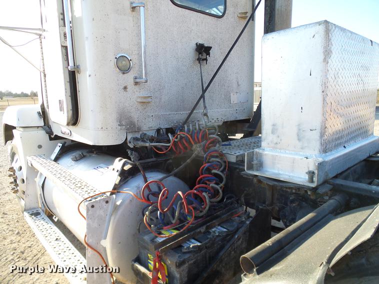 image for item DD1349 1999 Freightliner FLD120 semi truck