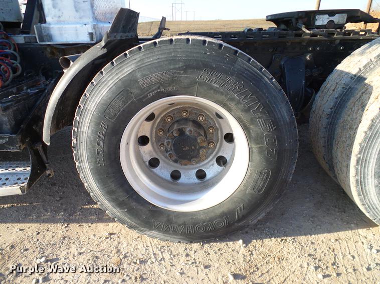 image for item DD1349 1999 Freightliner FLD120 semi truck