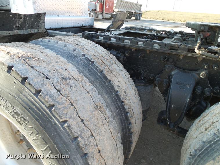 image for item DD1349 1999 Freightliner FLD120 semi truck