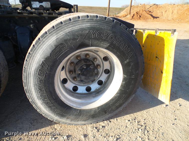 image for item DD1349 1999 Freightliner FLD120 semi truck