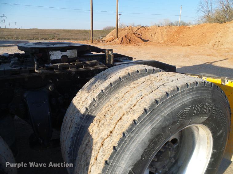 image for item DD1349 1999 Freightliner FLD120 semi truck