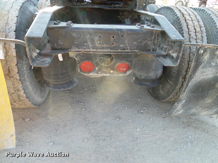 image for item DD1349 1999 Freightliner FLD120 semi truck