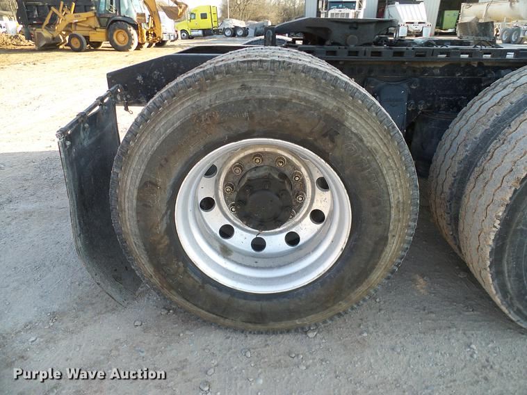 image for item DD1349 1999 Freightliner FLD120 semi truck