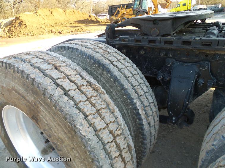 image for item DD1349 1999 Freightliner FLD120 semi truck