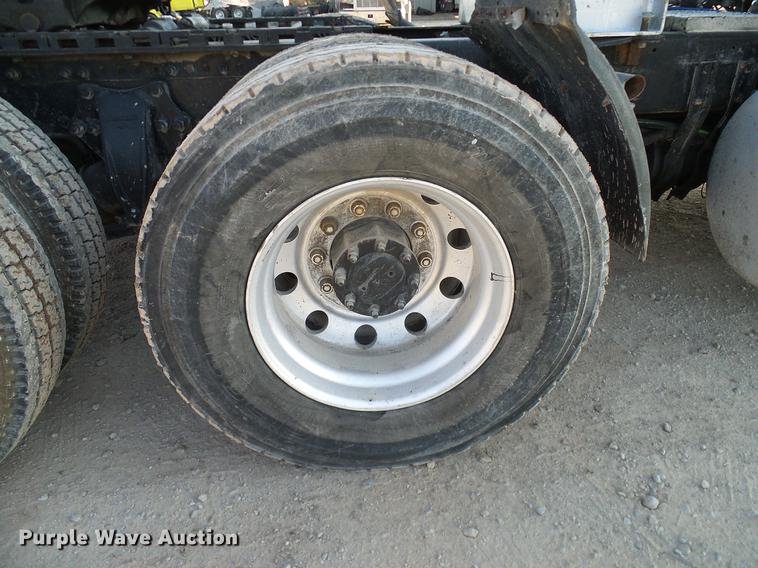 image for item DD1349 1999 Freightliner FLD120 semi truck