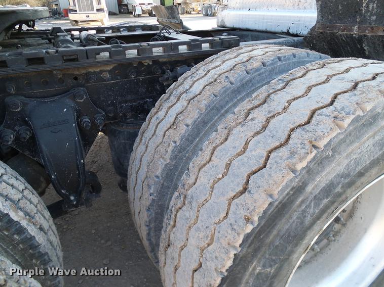 image for item DD1349 1999 Freightliner FLD120 semi truck