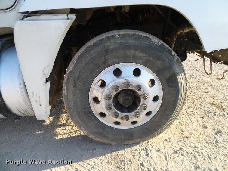 image for item DD1349 1999 Freightliner FLD120 semi truck