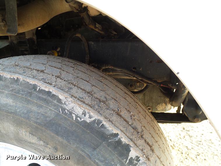 image for item DD1349 1999 Freightliner FLD120 semi truck