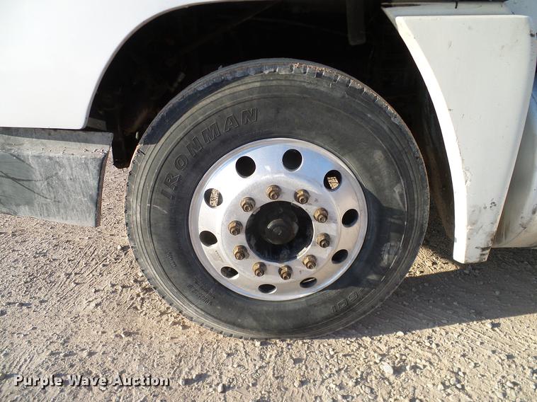 image for item DD1349 1999 Freightliner FLD120 semi truck