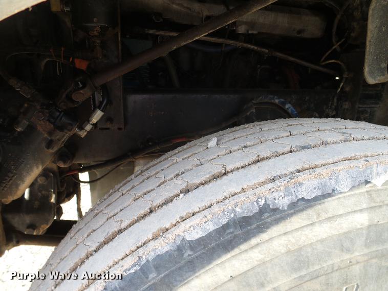 image for item DD1349 1999 Freightliner FLD120 semi truck