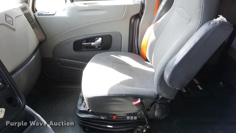 image for item DE3141 2013 International ProStar Plus semi truck