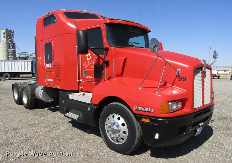 image for item DE6662 1999 Kenworth T600 semi truck