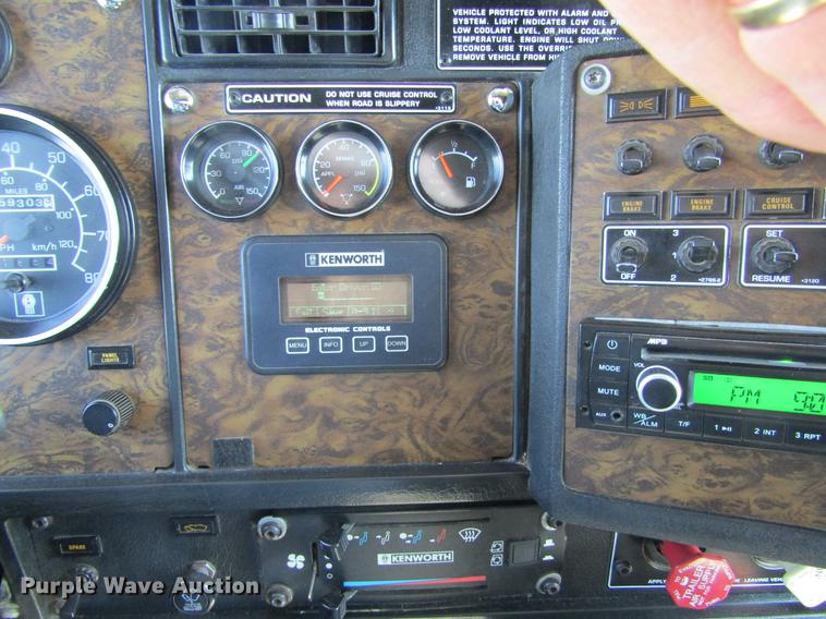 image for item DE6662 1999 Kenworth T600 semi truck