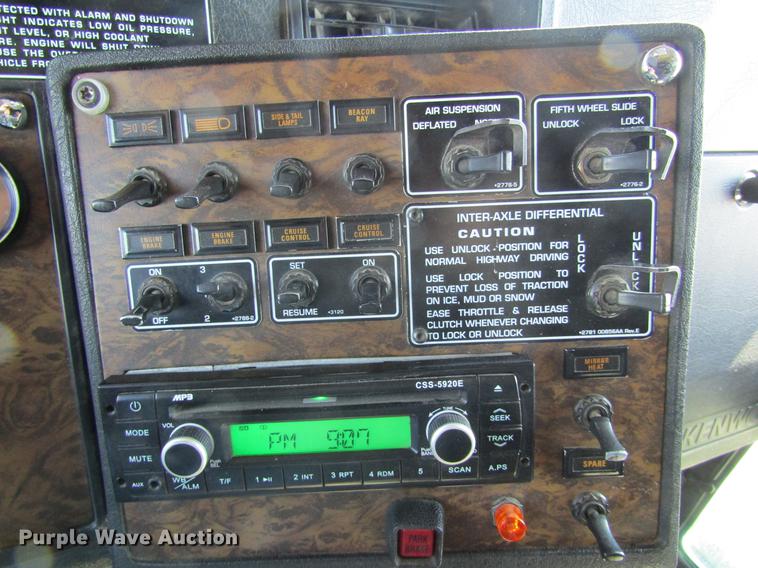 image for item DE6662 1999 Kenworth T600 semi truck