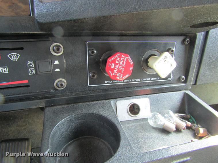 image for item DE6662 1999 Kenworth T600 semi truck