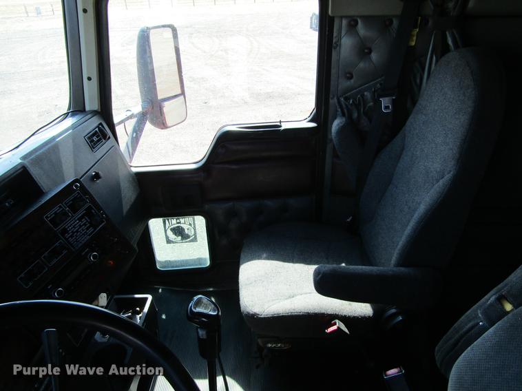 image for item DE6662 1999 Kenworth T600 semi truck