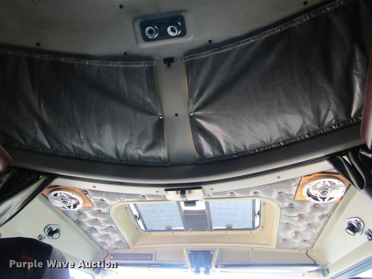 image for item DE6662 1999 Kenworth T600 semi truck