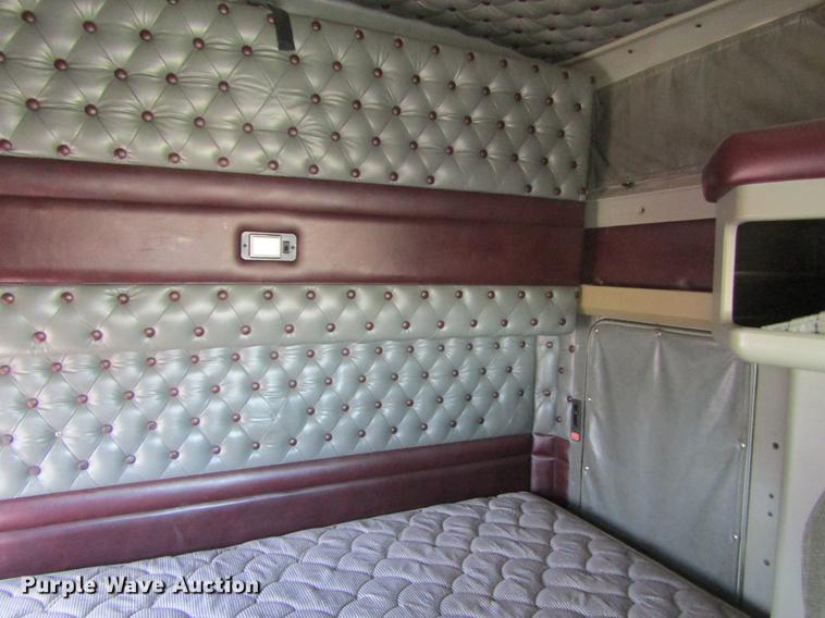 image for item DE6662 1999 Kenworth T600 semi truck