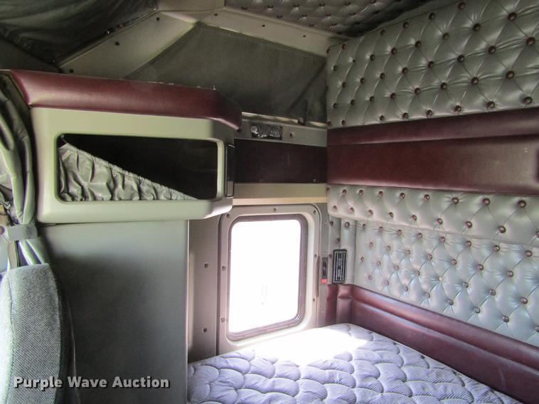 image for item DE6662 1999 Kenworth T600 semi truck