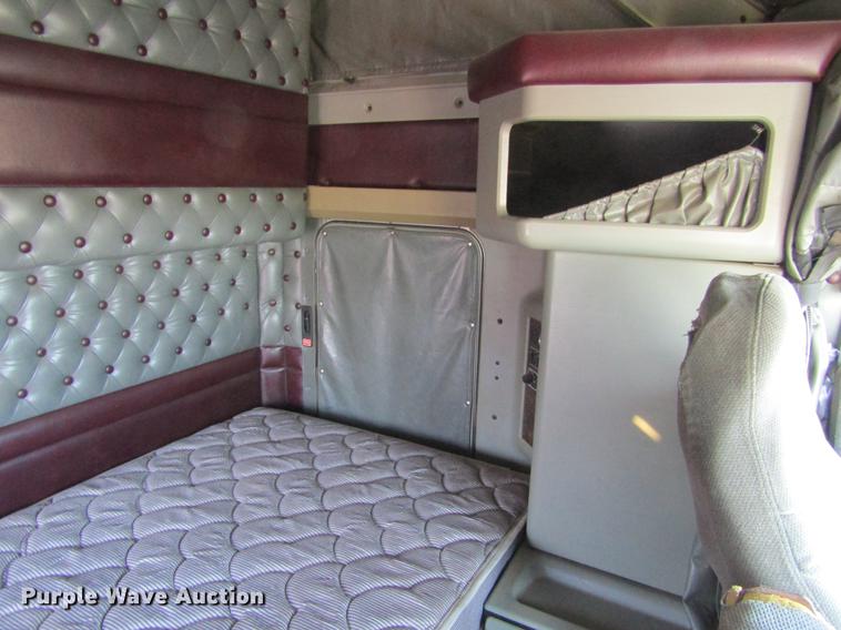 image for item DE6662 1999 Kenworth T600 semi truck