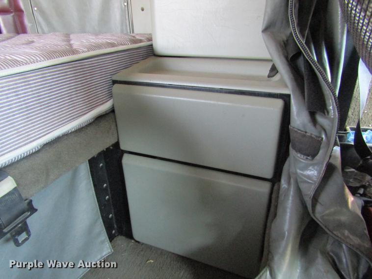 image for item DE6662 1999 Kenworth T600 semi truck