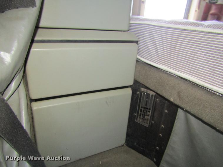 image for item DE6662 1999 Kenworth T600 semi truck