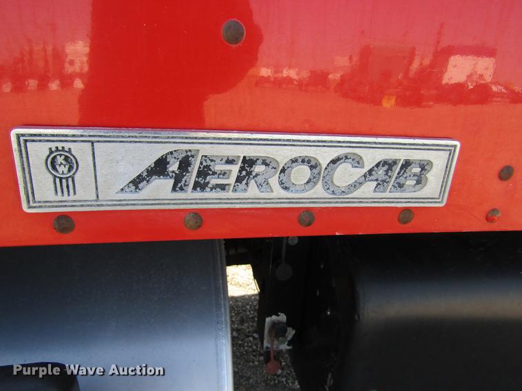 image for item DE6662 1999 Kenworth T600 semi truck