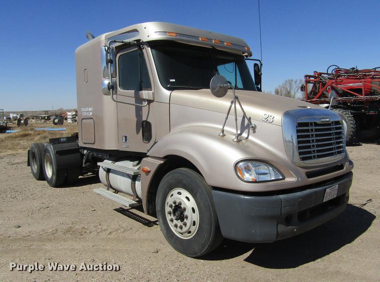 image for item DE6668 2006 Freightliner Columbia semi truck