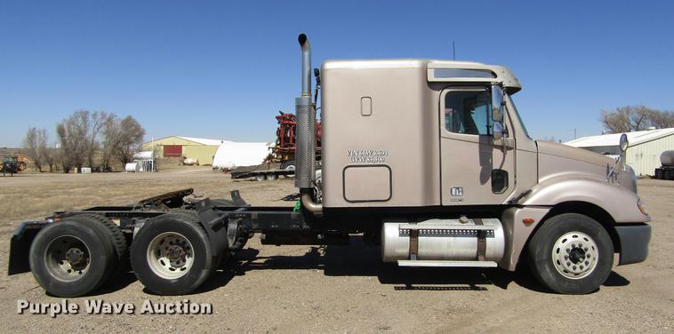 image for item DE6668 2006 Freightliner Columbia semi truck